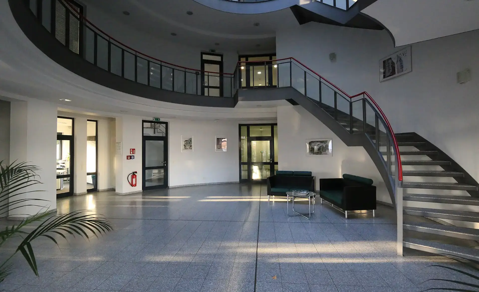foyer-vorher-dunkler-eingangsbereich